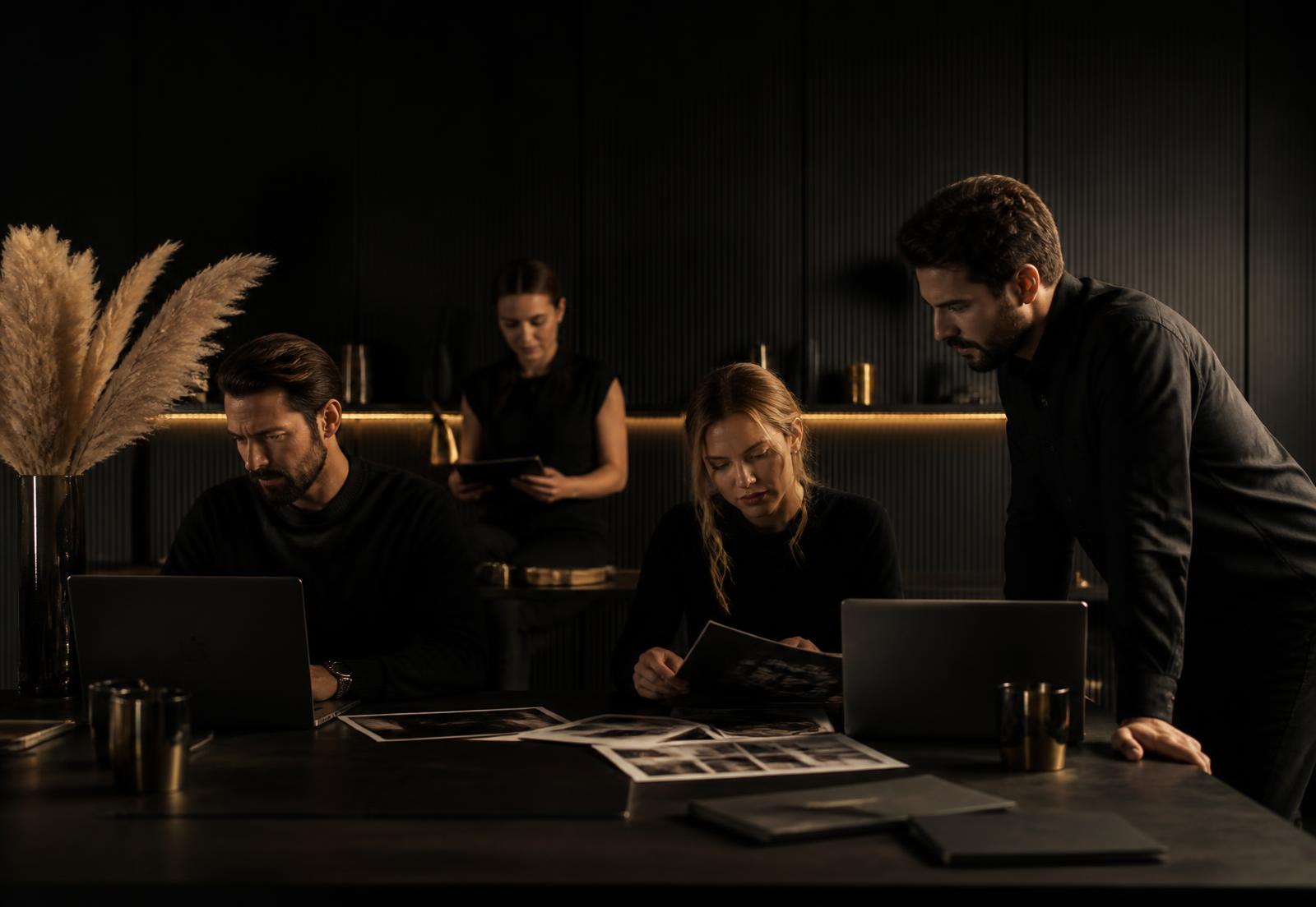 Equipo de Eleva Marketing trabajando en estrategias digitales